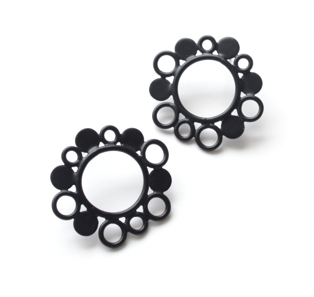 matte black circle earrings made by Studio METHOD(E) in Limoilou, Quebec City